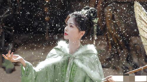 白鹿张凌赫最新狗仔爆料,甜蜜瞬间曝光，恋情疑再升级！