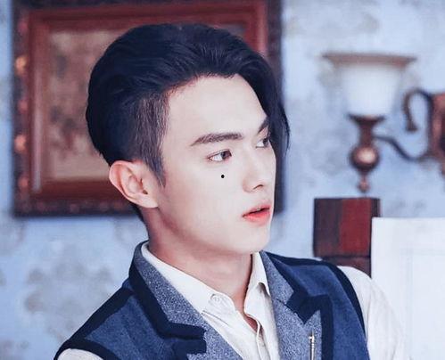 许凯最新八卦爆料,神秘女友身份引热议，网友热议恋情走向