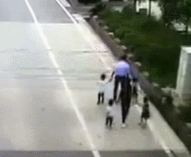 网友爆料车祸新闻报道视频,网友爆料还原事故瞬间