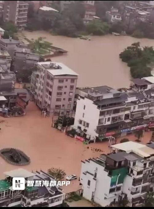 爆料福州暴雨最新消息,城区多处积水，交通受阻紧急应对中